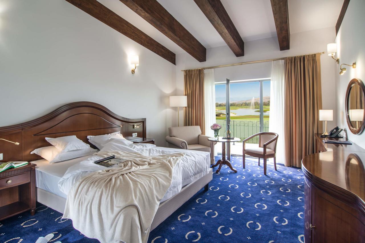 Theodora Golf Club Hotel Alba Iulia Exterior photo