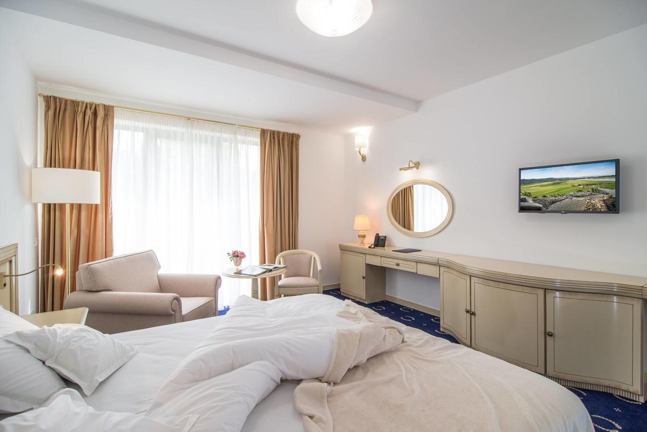 Theodora Golf Club Hotel Alba Iulia Exterior photo